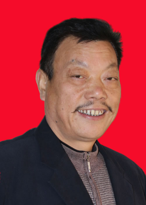 楊秦安——國家一級廚師 原西安飯店廚師長,從事烹飪教學十多年,在全國及省、市各類烹飪大賽中多次獲得金獎,被省、市人力資源和社會保障局評為優秀校長。