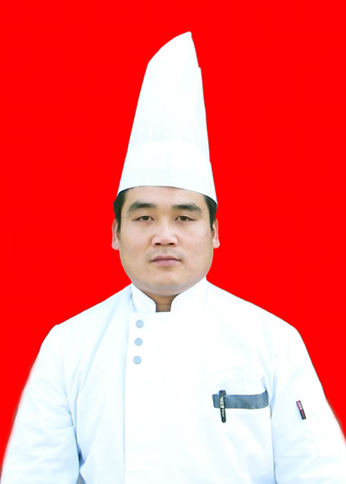 張武軍——國家級烹飪大師 2006年—2008年在神州大酒店任主廚; 2008年—2010年在北京鹿港小鎮東三環店任后廚領班; 2010年—2012年在西安真愛經開店任副廚師長; 2012年—2013在上海高流水酒店任廚師長; 2013年—2015年在上海食味閣任廚師長