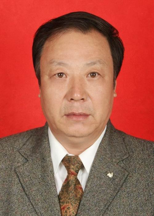 家溫泉——省級烹飪大師 主要擅長面點、小吃和菜肴,從事本專業工作30余年,1991年陜西省政府批準的烹飪大師,曾在三個國家大使館擔任行政主廚工作,在從事烹飪教學期間多次被評為“優秀教師”,參加2001年全國烹飪專業技能大賽中榮獲創新菜一等獎。