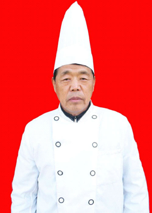 郭解放——高級布點師 1984年—1993年在渭南市師范學院(原教育學院)餐廳任廚師長; 1993年—2002年在渭南飯店廚師培訓中心任烹飪教師; 2003年元月至今在華山教育集團任烹飪教師;