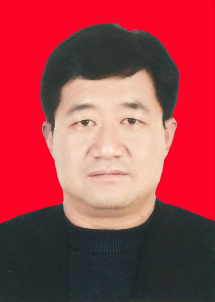 馮昕——高級技師 主要擅長拼盤、雕刻和面點、菜肴制作,從事本專業20年,對工作積極認真,細心鉆研,努力上進,桃李滿門,對學生關愛,耐心地教導,良師益友。曾多次被評為“優秀教師”,“優秀班主任”。